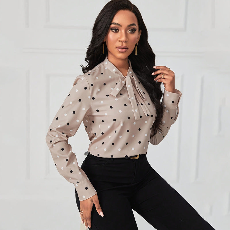 Blouse Ample Élégante à Pois – Col V et Lacets