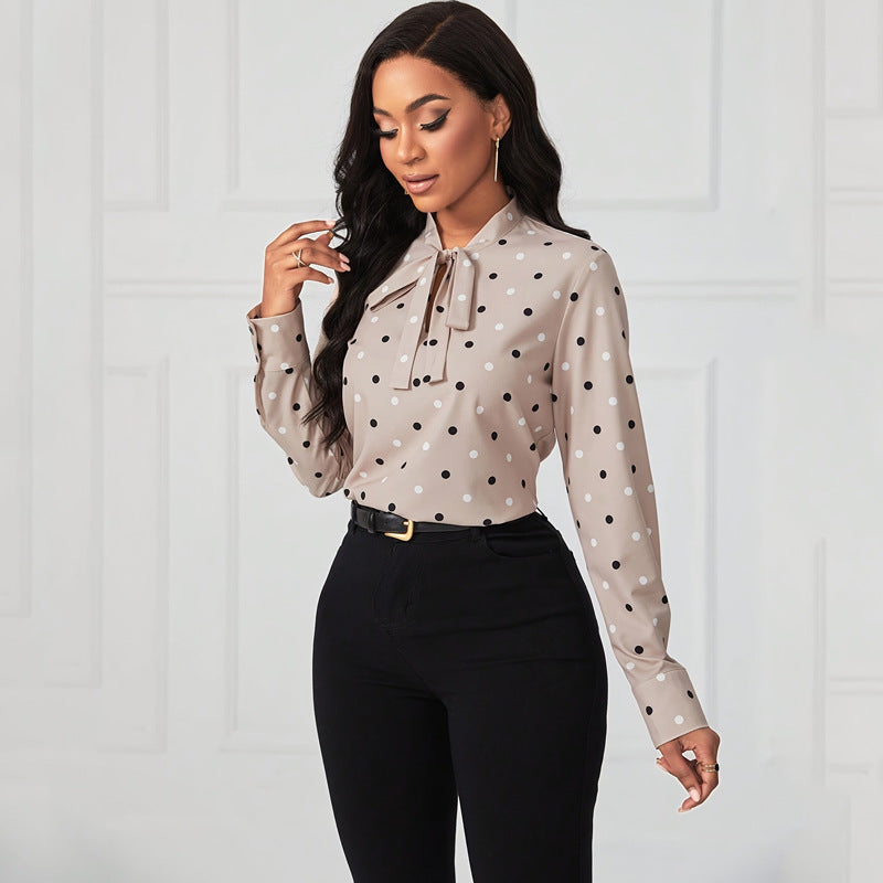 Blouse Ample Élégante à Pois – Col V et Lacets
